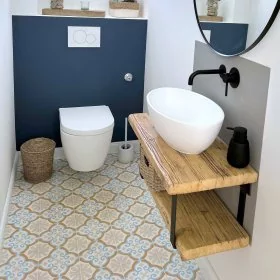 Mobile Preview: Waschtisch Konsolenplatte aus Massivholz farbe summer, mit Trägern aus Stahl, mit ovalen Aufsatzwaschtisch in weiß und schwarzer Wand-Auslaufarmatur, wandhängendem WC in weiß